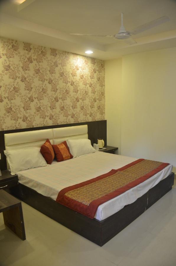 Hotel Krishna Galaxy กานปูร์ ภายนอก รูปภาพ