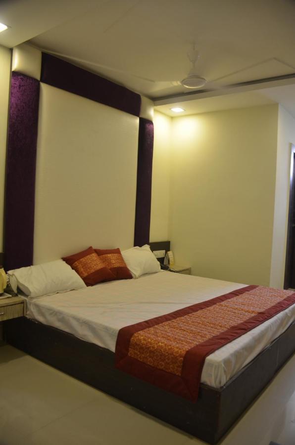 Hotel Krishna Galaxy กานปูร์ ภายนอก รูปภาพ